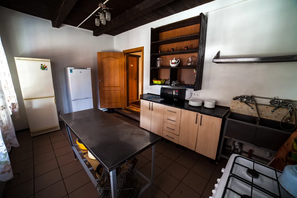 Коттедж 21-местный в деревни Стрелке, 300 м², Великий Новгород — кухня