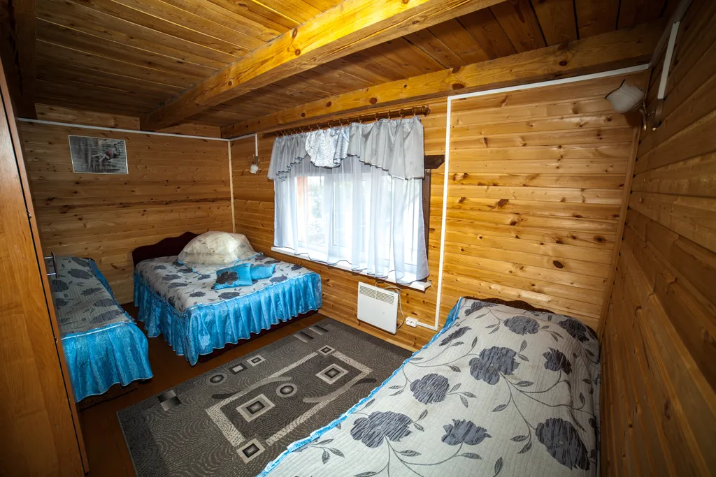 Коттедж 21-местный в деревни Стрелке, 300 м², Великий Новгород — спальня
