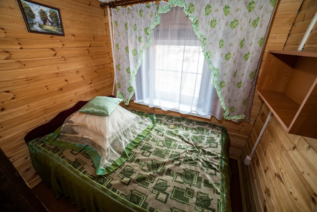 Коттедж 21-местный в деревни Стрелке, 300 м², Великий Новгород — спальня, фото 2
