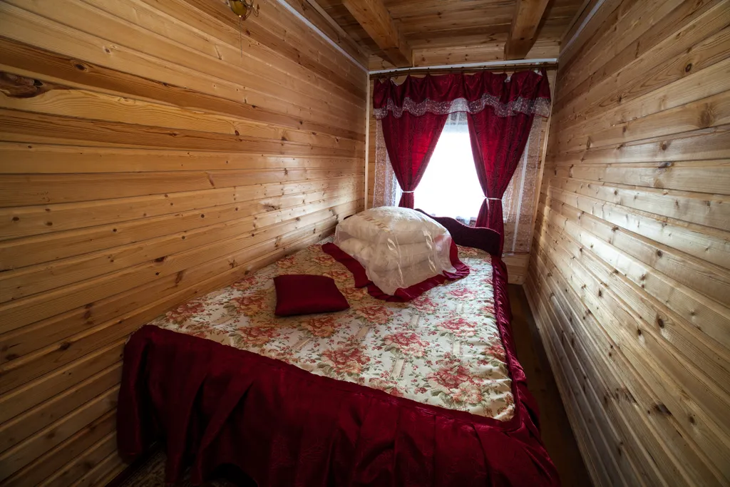 Коттедж 21-местный в деревни Стрелке, 300 м², Великий Новгород — спальня, фото 4