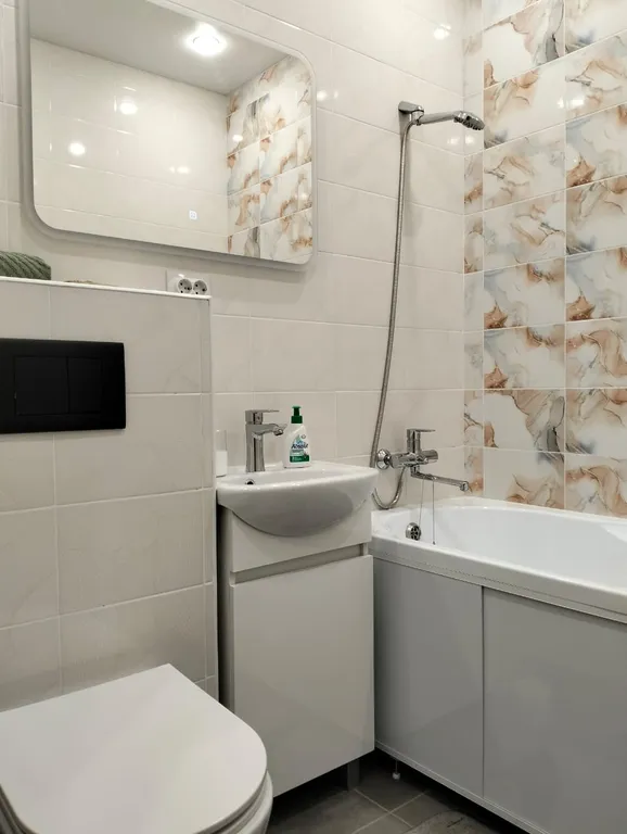 Квартира двухкомнатная на улице Мельникайте, 45 м², Тюмень — фото 17
