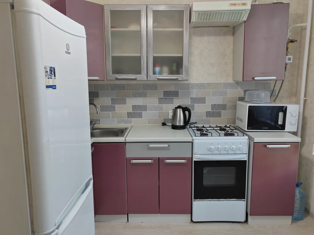 Квартира двухкомнатная на улице Ворошилова, 57 м², Великий Новгород — кухня
