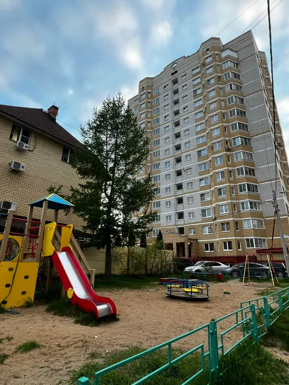 Квартира однокомнатная на улице Ньютоне, 40 м², Ярославль — двор