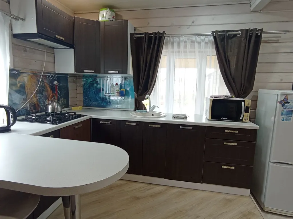 Дом 6-местный на улице Шаркова, 60 м², Углич — кухня