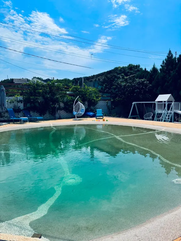 Дом с бассейном у моря