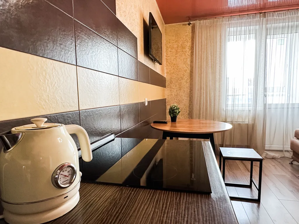 Квартира однокомнатная у Проспекта Космонавтов, в Эльмаше, 55 м², Екатеринбург — кухня, фото 3