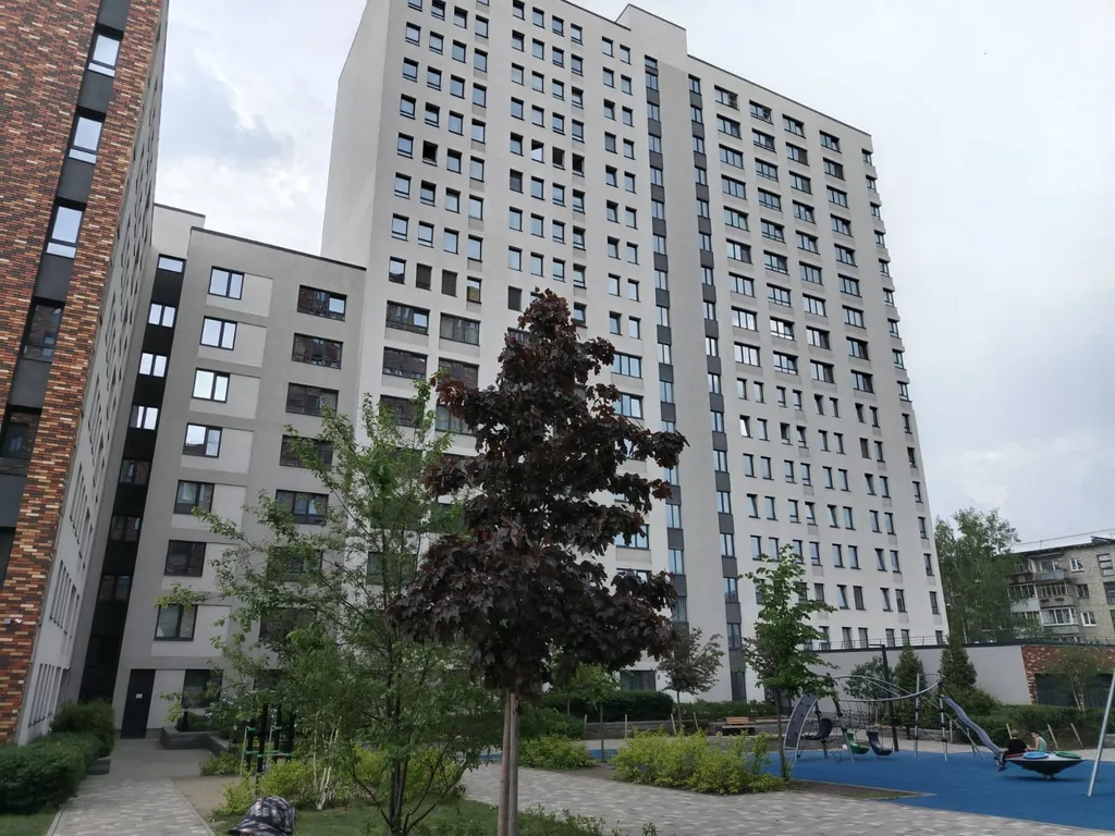 Квартира однокомнатная у Проспекта Космонавтов, в Эльмаше, 40 м², Екатеринбург — двор, фото 2