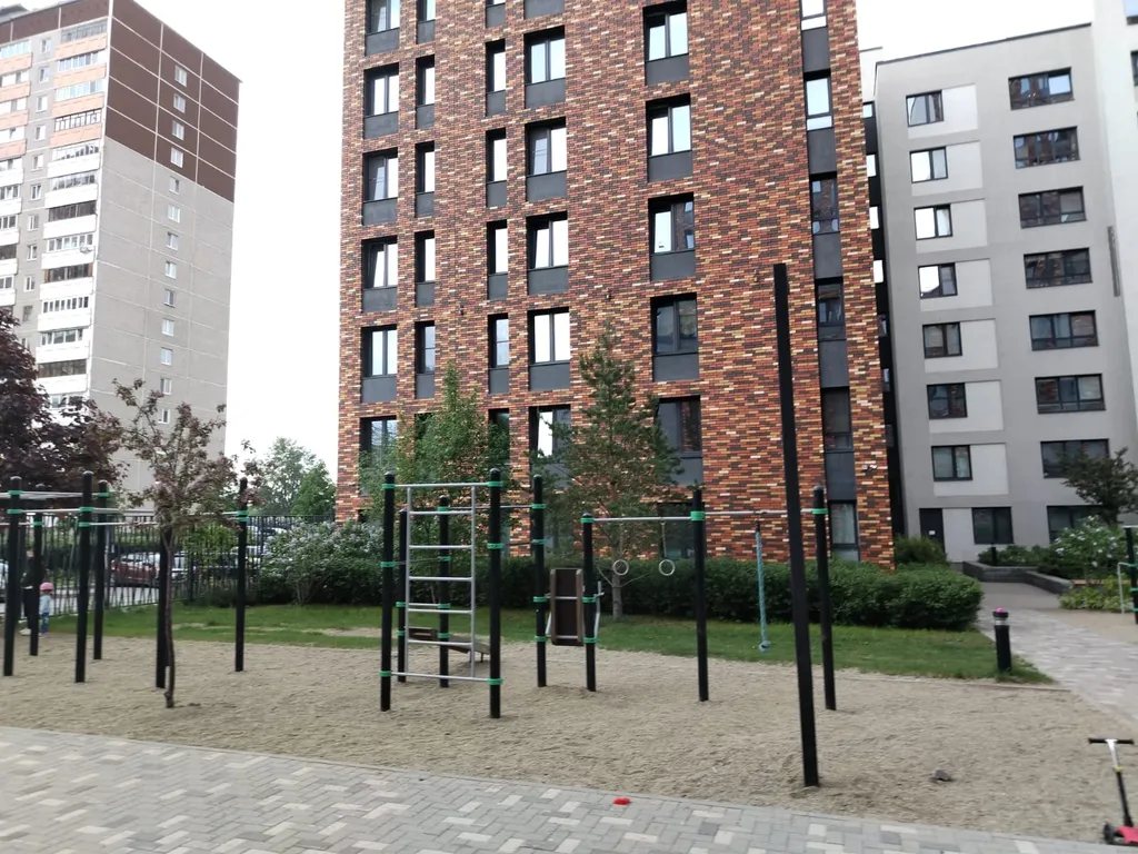 Квартира однокомнатная у Проспекта Космонавтов, в Эльмаше, 40 м², Екатеринбург — двор, фото 3