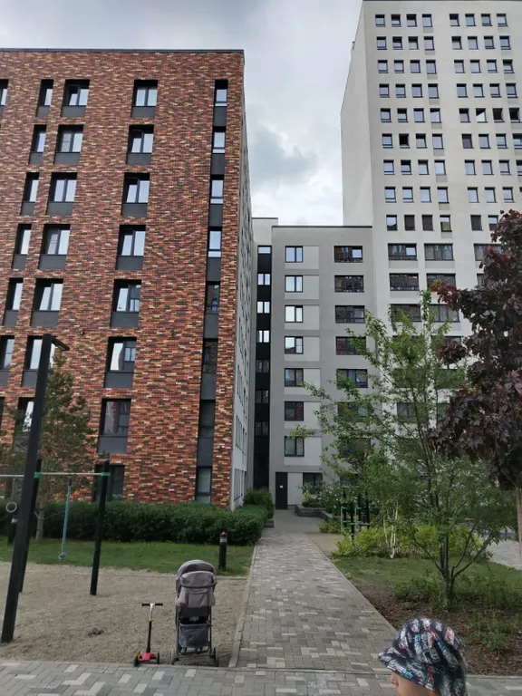 Квартира однокомнатная у Проспекта Космонавтов, в Эльмаше, 40 м², Екатеринбург — двор, фото 4