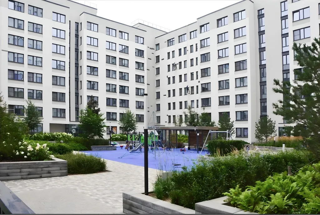 Квартира однокомнатная у Проспекта Космонавтов, в Эльмаше, 40 м², Екатеринбург — двор, фото 5