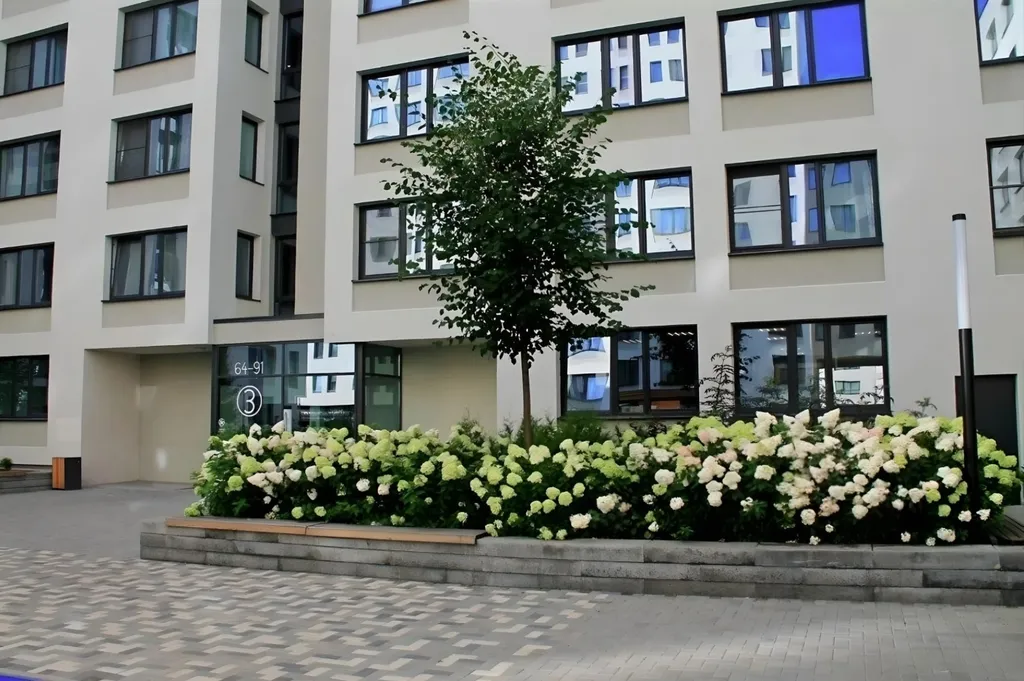 Квартира однокомнатная у Проспекта Космонавтов, в Эльмаше, 40 м², Екатеринбург — двор, фото 9