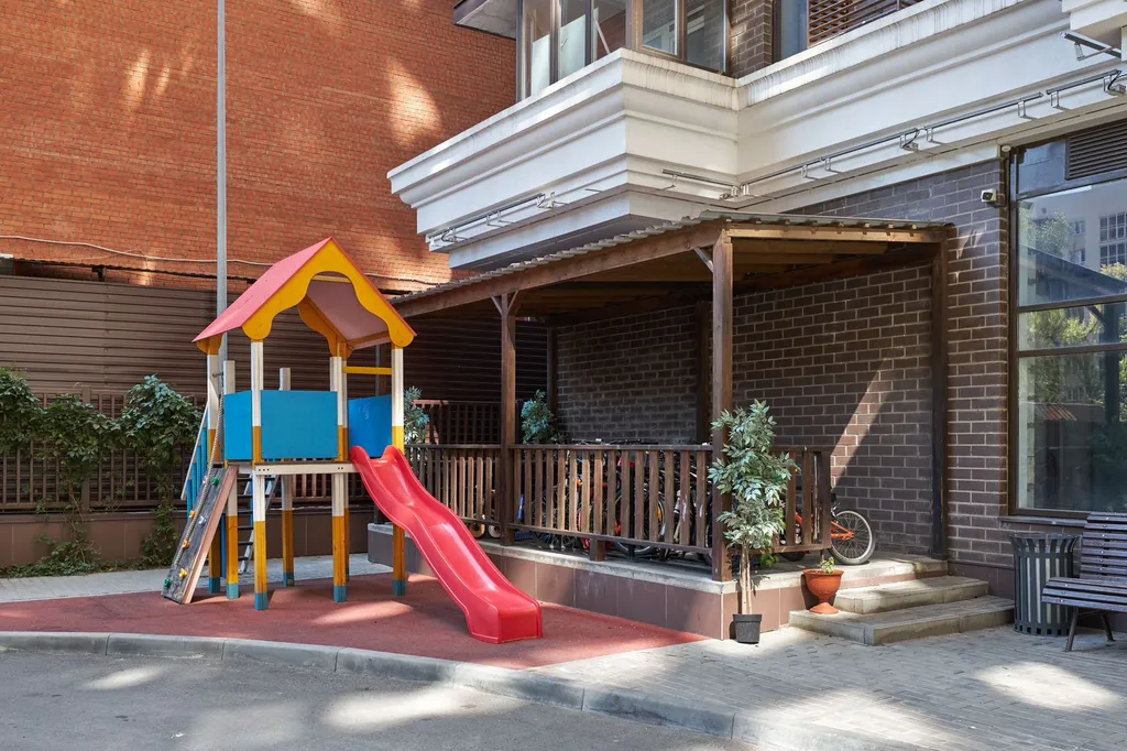 Квартира двухкомнатная на улице Максима Горького, 47 м², Ростов-на-Дону — двор, фото 3
