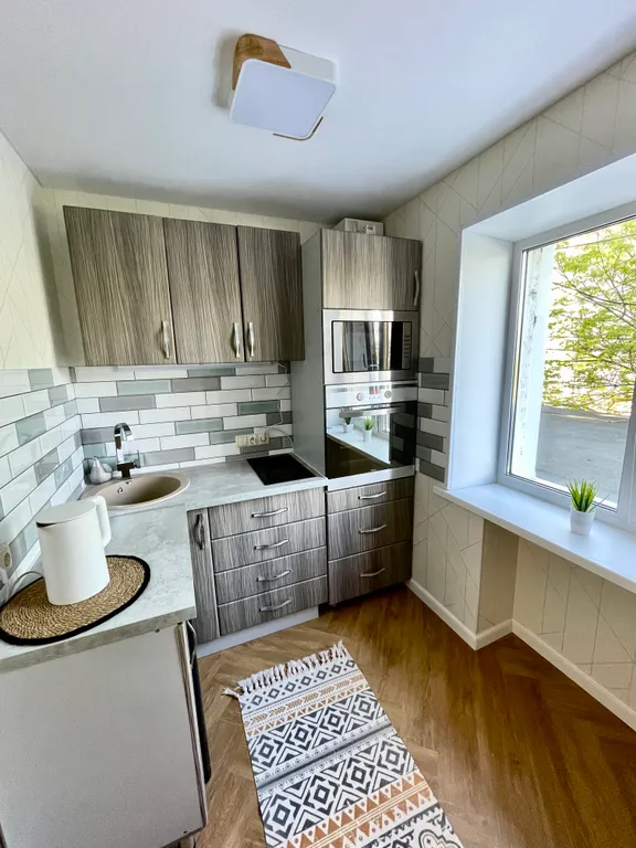 Квартира двухкомнатная в Фрунзенском, 45 м², Владивосток — кухня