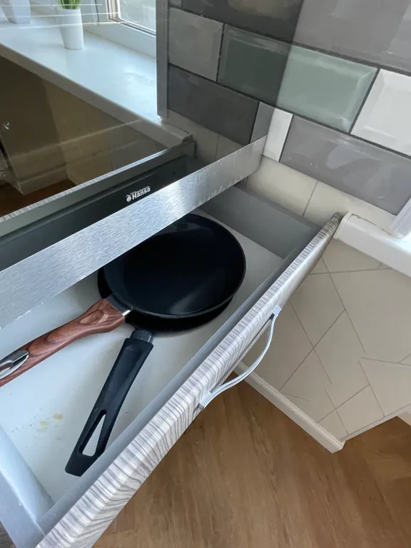 Квартира двухкомнатная в Фрунзенском, 45 м², Владивосток — кухня, фото 6
