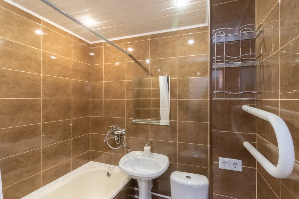 Квартира однокомнатная на улице Пархоменко, 42 м², Петрозаводск — ванная комната