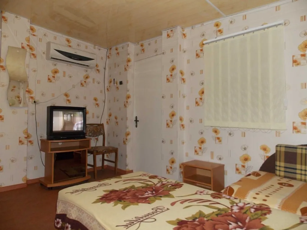 Коттедж со своей кухней во дворе частного дома