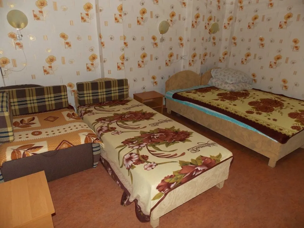 Коттедж со своей кухней во дворе частного дома