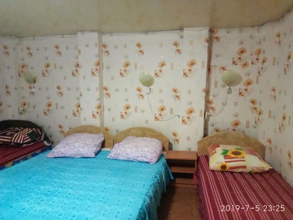 Коттедж со своей кухней во дворе частного дома