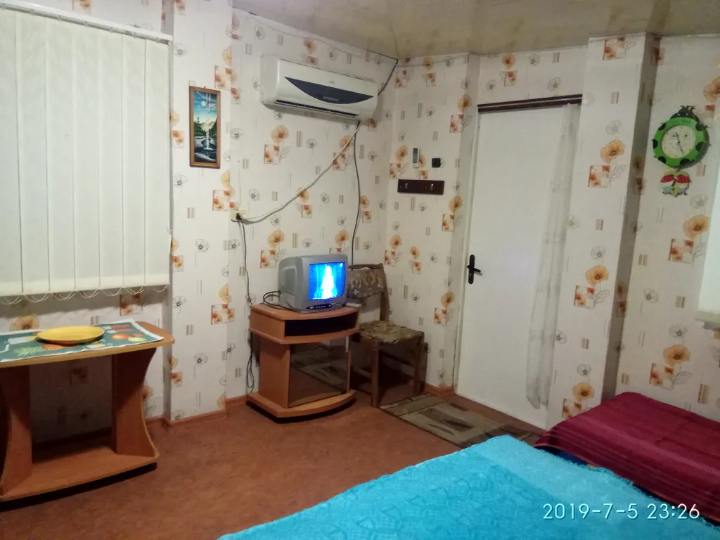 Коттедж со своей кухней во дворе частного дома