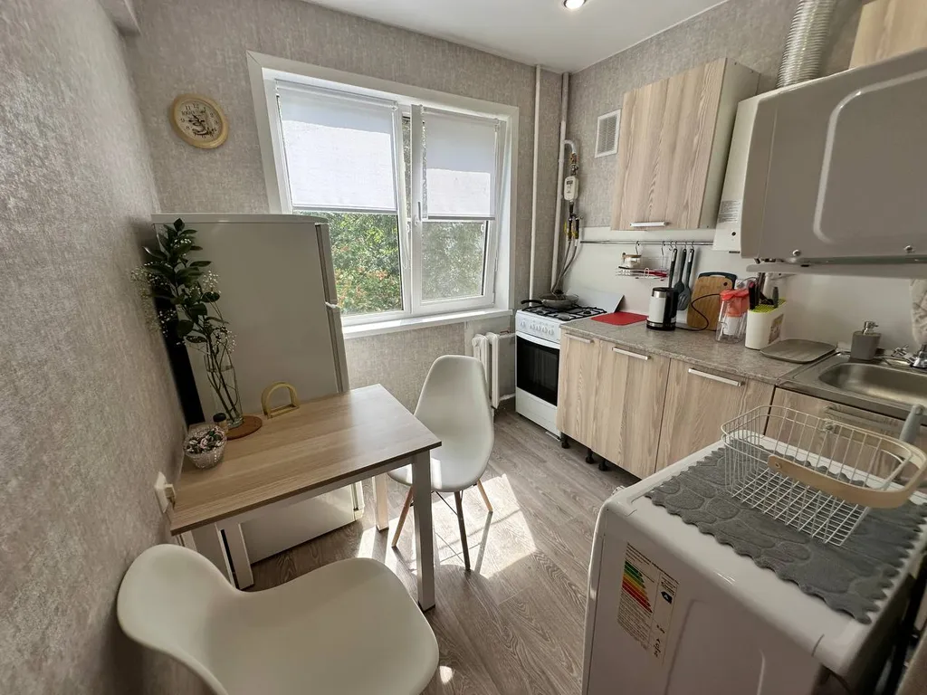 Квартира двухкомнатная на улице Предтеченской, 56 м², Великий Новгород — кухня, фото 2