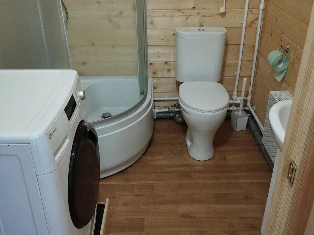 Уютный домик на берегу реки