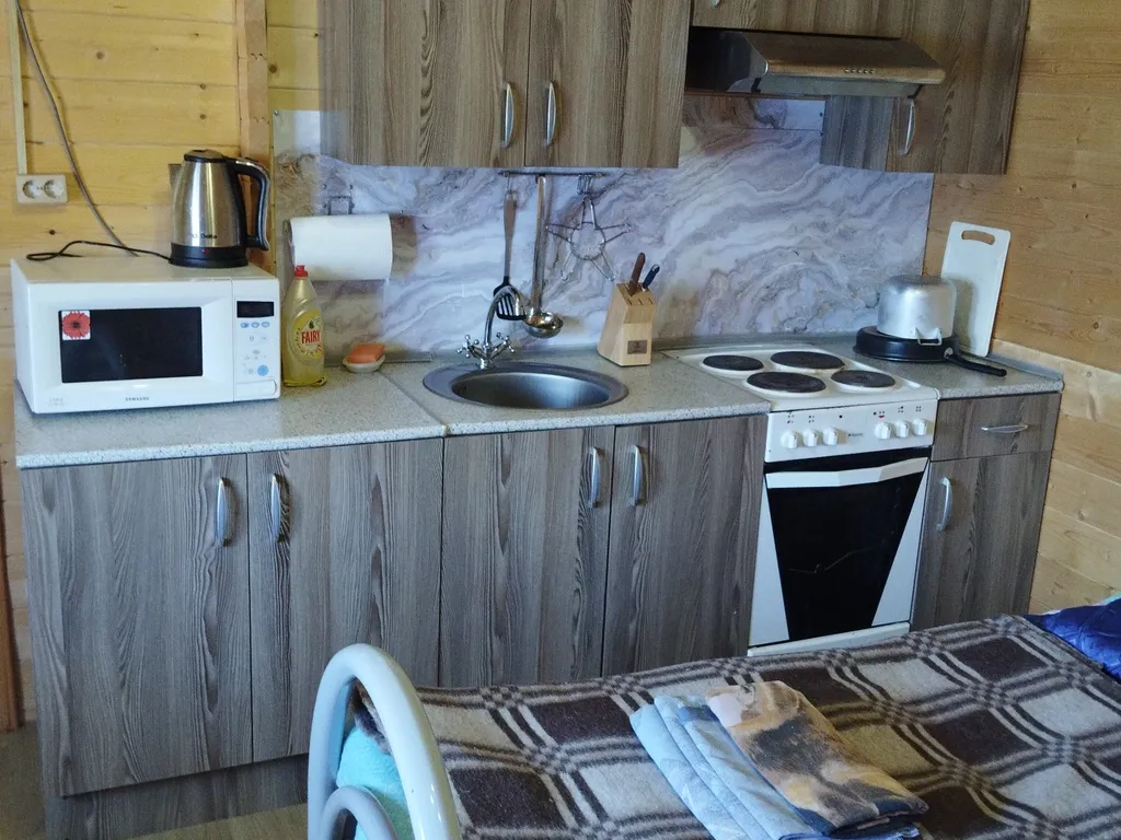 Уютный домик на берегу реки