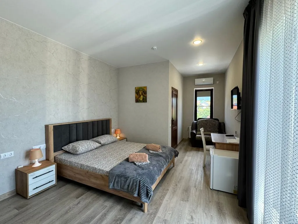 Трёхместный полулюкс с панорамным видом на море