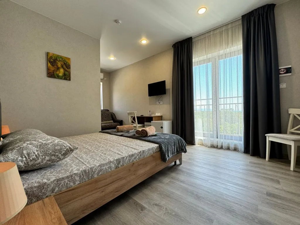 Трёхместный полулюкс с панорамным видом на море