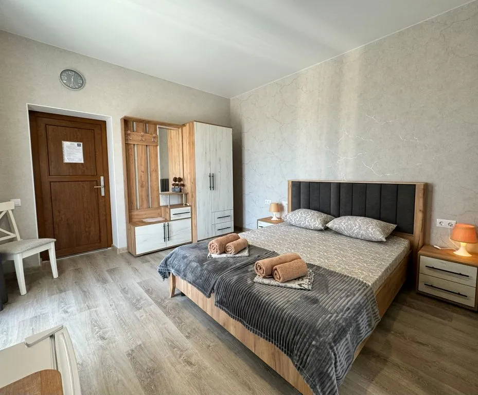 Трёхместный полулюкс с панорамным видом на море