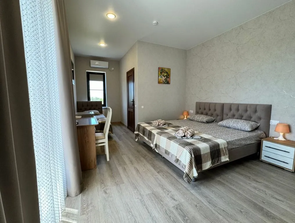 Трёхместный полулюкс с панорамным видом на море