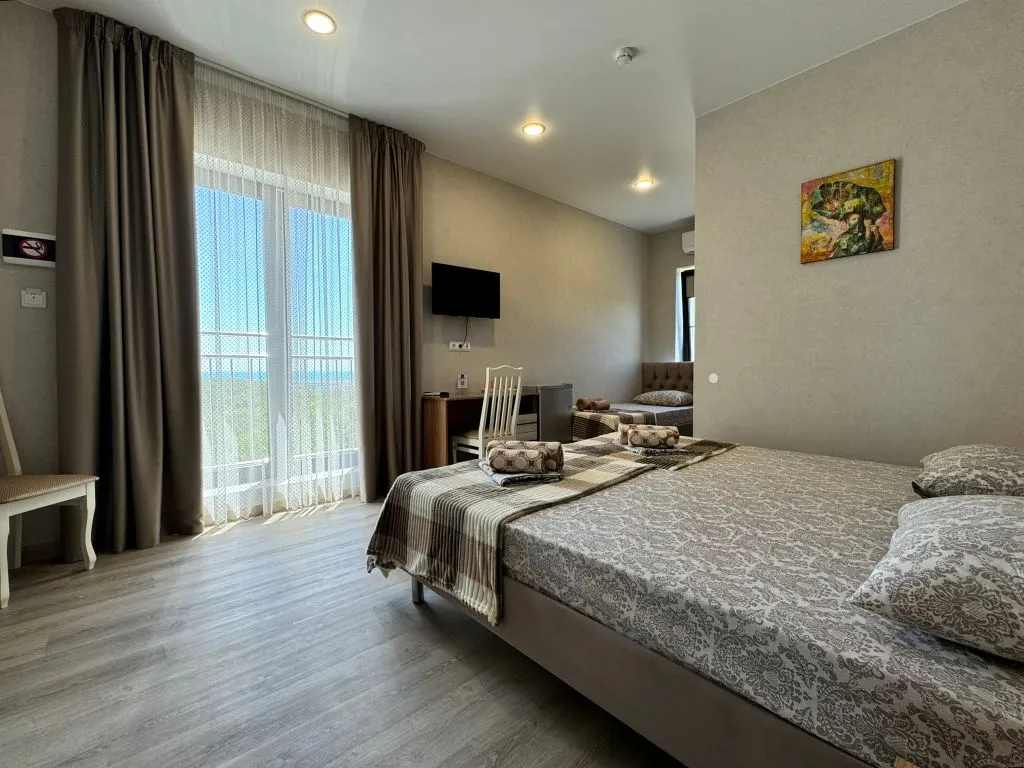 Трёхместный полулюкс с панорамным видом на море