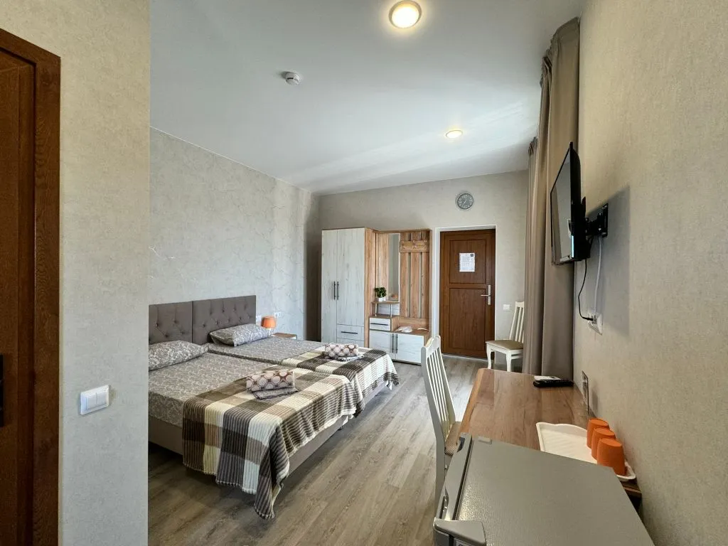 Трёхместный полулюкс с панорамным видом на море