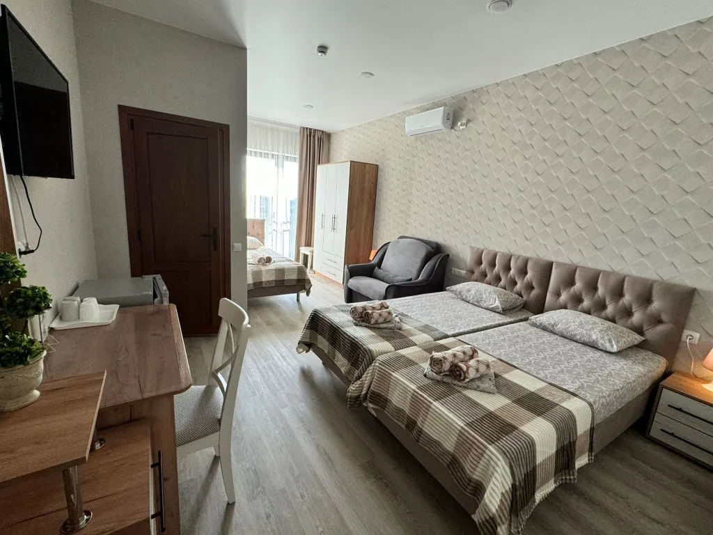 Четырёхместный полулюкс с панорамным видом на море