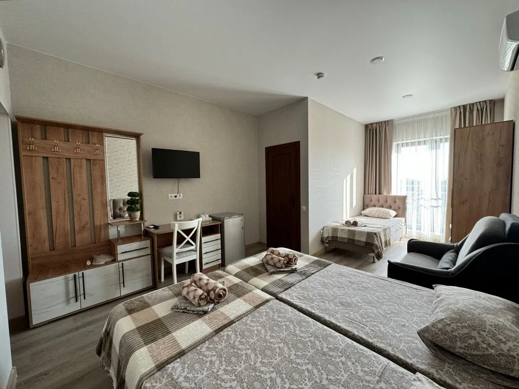 Четырёхместный полулюкс с панорамным видом на море