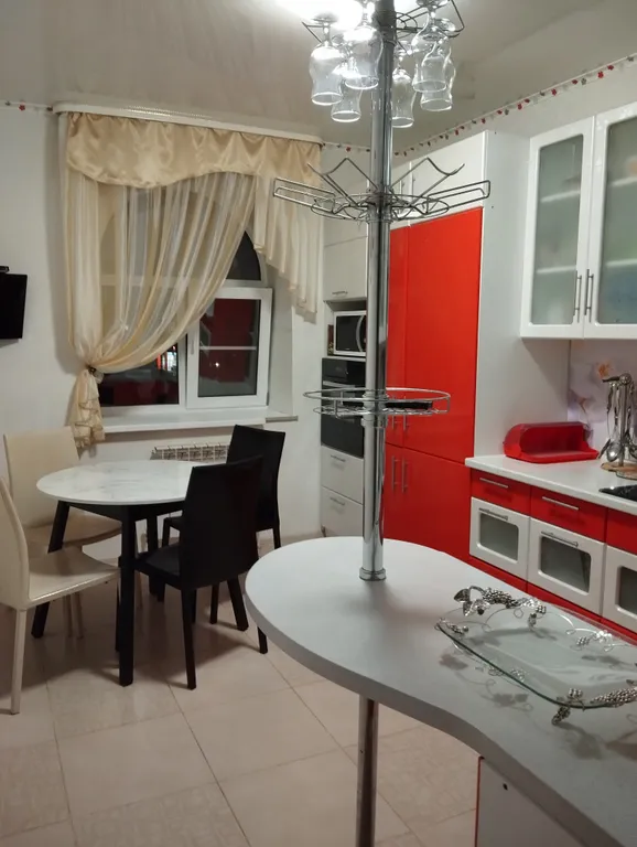 Квартира двухкомнатная на улице Плещеевской, 65 м², Переславль-Залесский — кухня