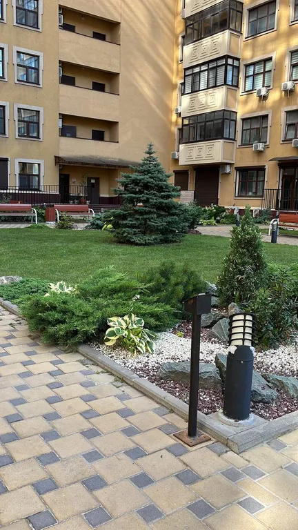 Студия однокомнатная на улице Максима Горького, 45 м², Ростов-на-Дону — двор, фото 2