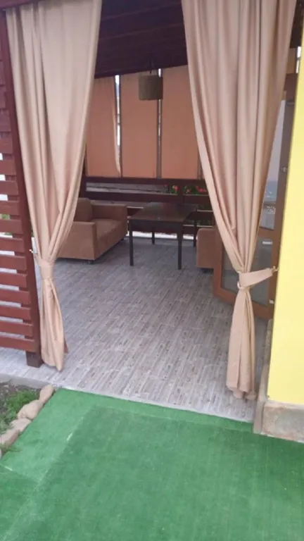 Четырёхместный номер домик у бассейна