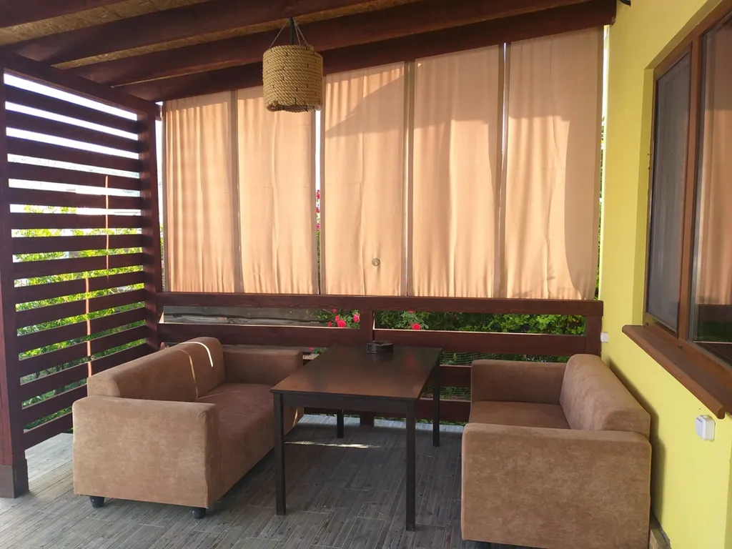 Четырёхместный номер домик у бассейна