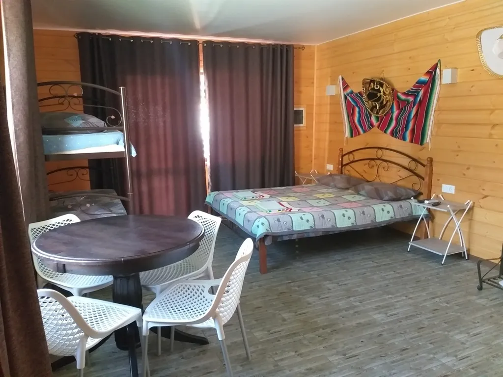 Четырёхместный номер домик у бассейна