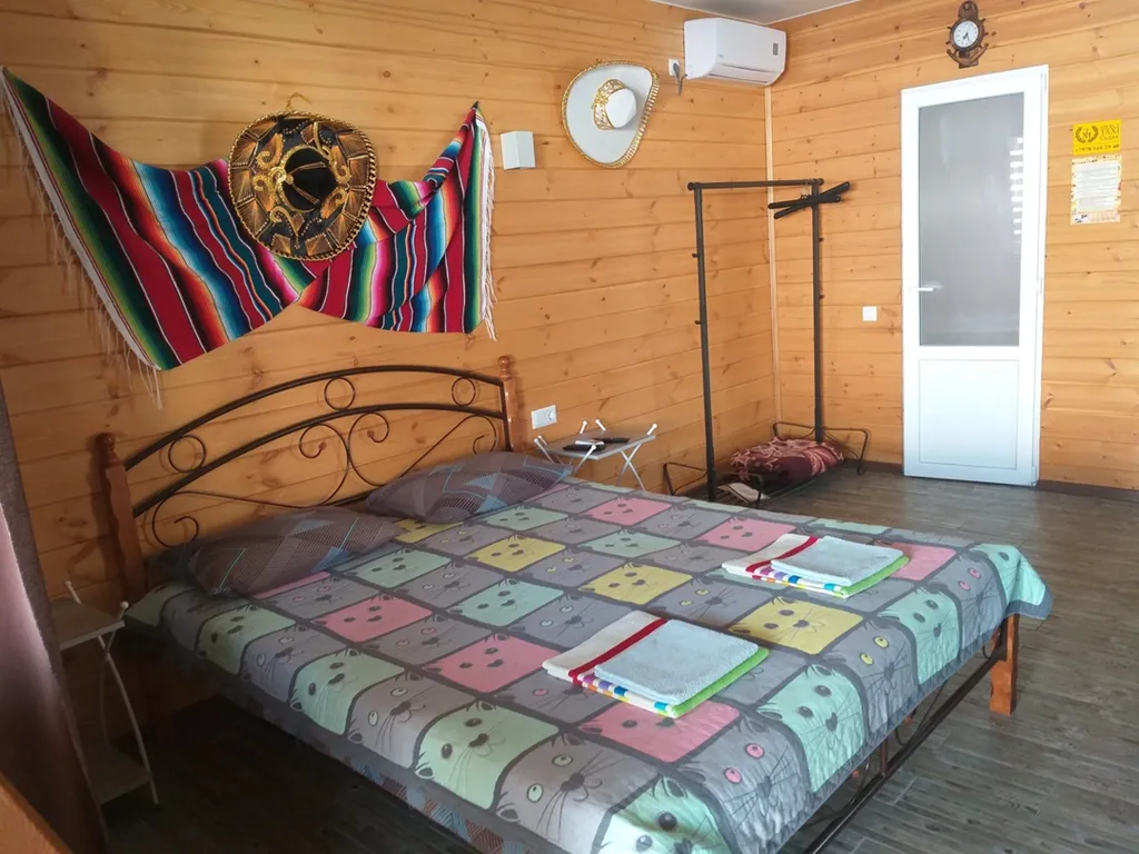 Четырёхместный номер домик у бассейна