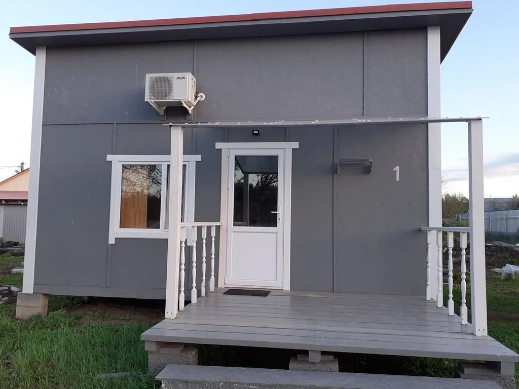 Дом с просторной верандой