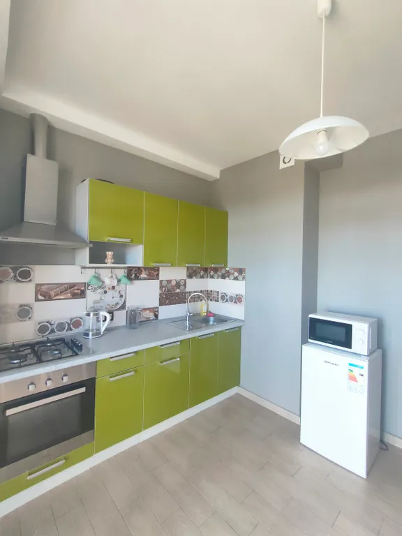 Квартира трёхкомнатная на улице Коммунальной, 79 м², Псков — кухня, фото 2