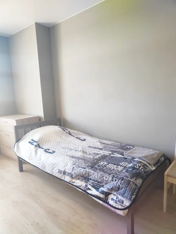 Квартира трёхкомнатная на улице Коммунальной, 79 м², Псков — спальня
