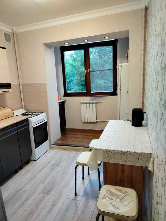 Квартира однокомнатная на улице Астана Кесаева, 33 м², Владикавказ — кухня, фото 2