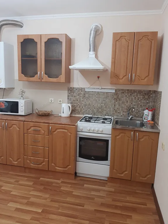 Квартира двухкомнатная на улице Кирова, 65 м², Иноземцево — кухня