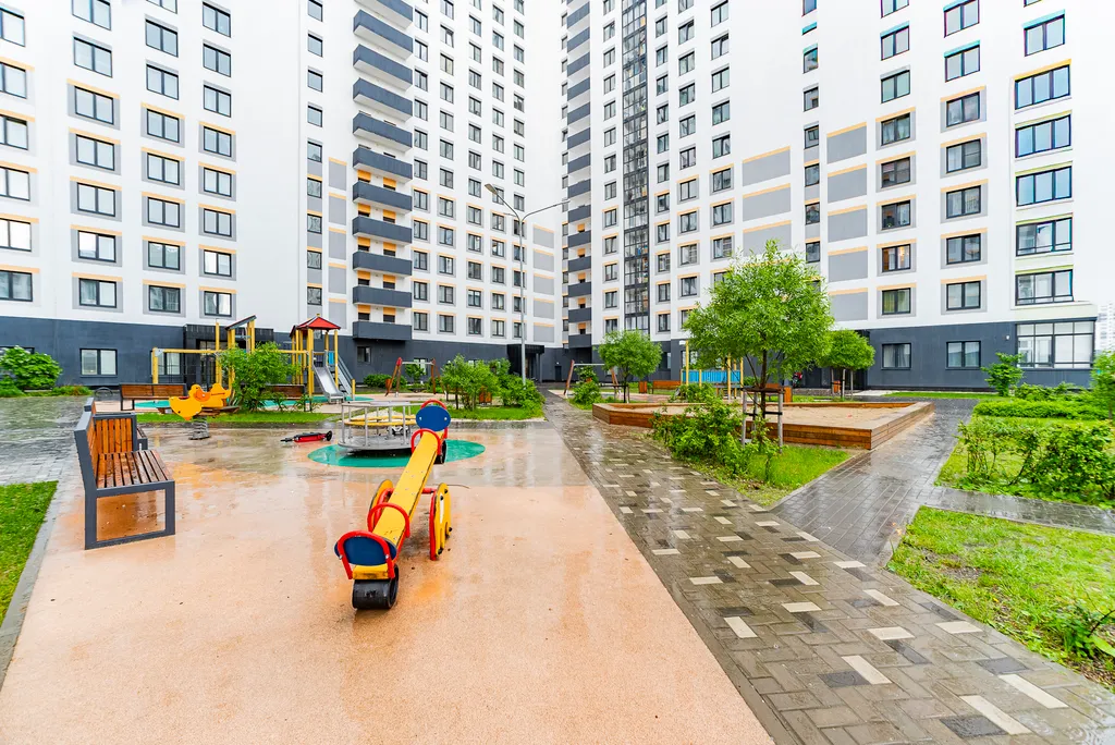 Квартира двухкомнатная в Академическом, 45 м², Екатеринбург — двор