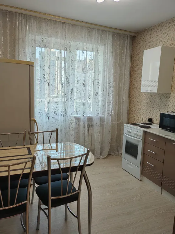 Квартира двухкомнатная в Советском, 70 м², Красноярск — кухня, фото 3