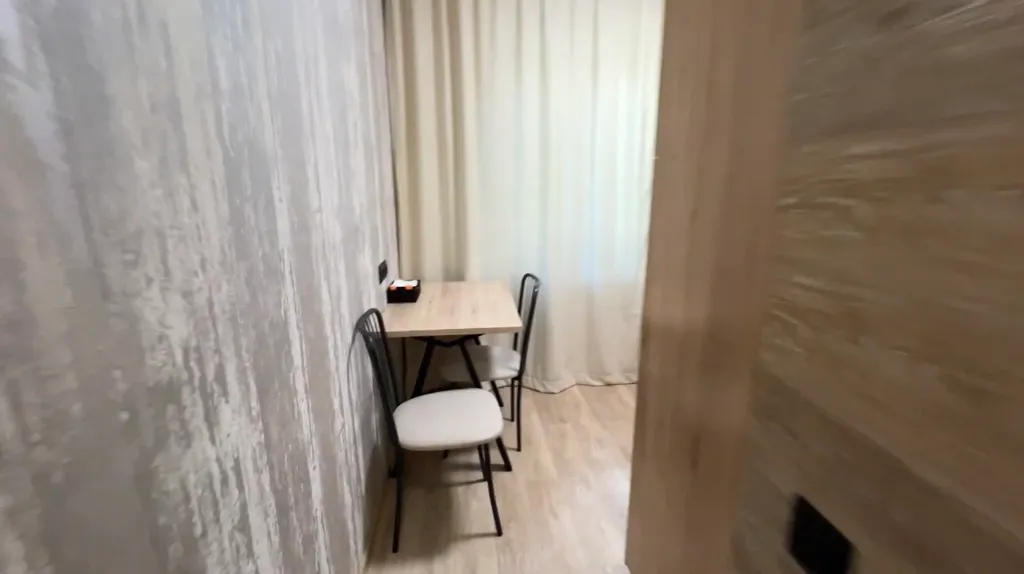 Квартира двухкомнатная у Маршала Покрышкина, в Центральном, 50 м², Новосибирск — кухня, фото 4