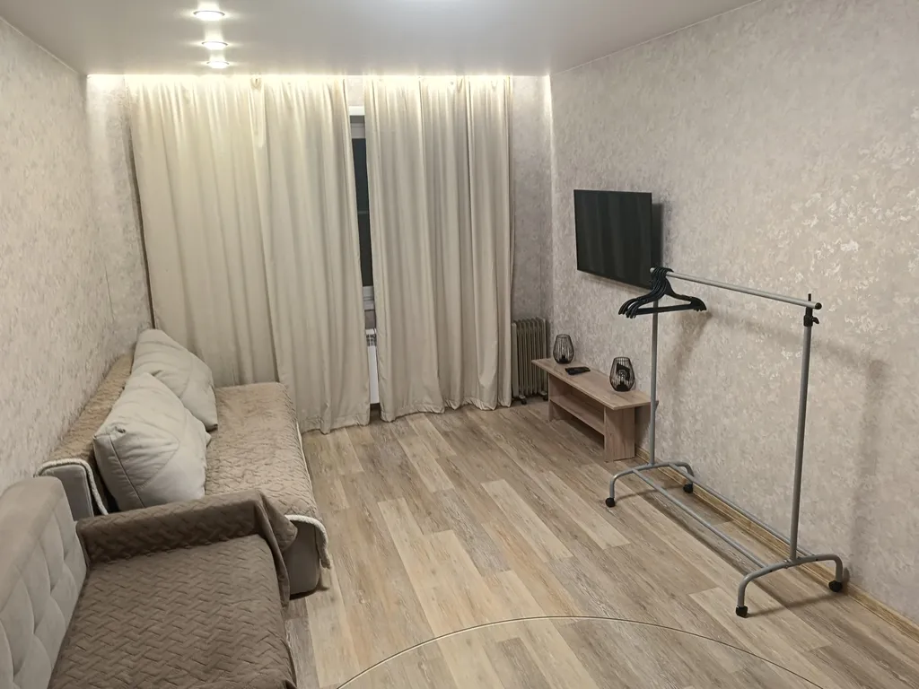 Квартира двухкомнатная у Маршала Покрышкина, в Центральном, 50 м², Новосибирск — спальня, фото 5
