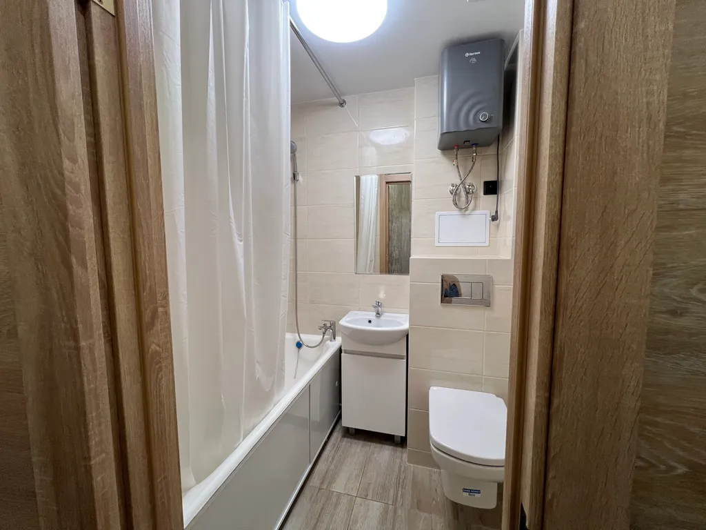 Квартира двухкомнатная у Маршала Покрышкина, в Центральном, 50 м², Новосибирск — ванная комната